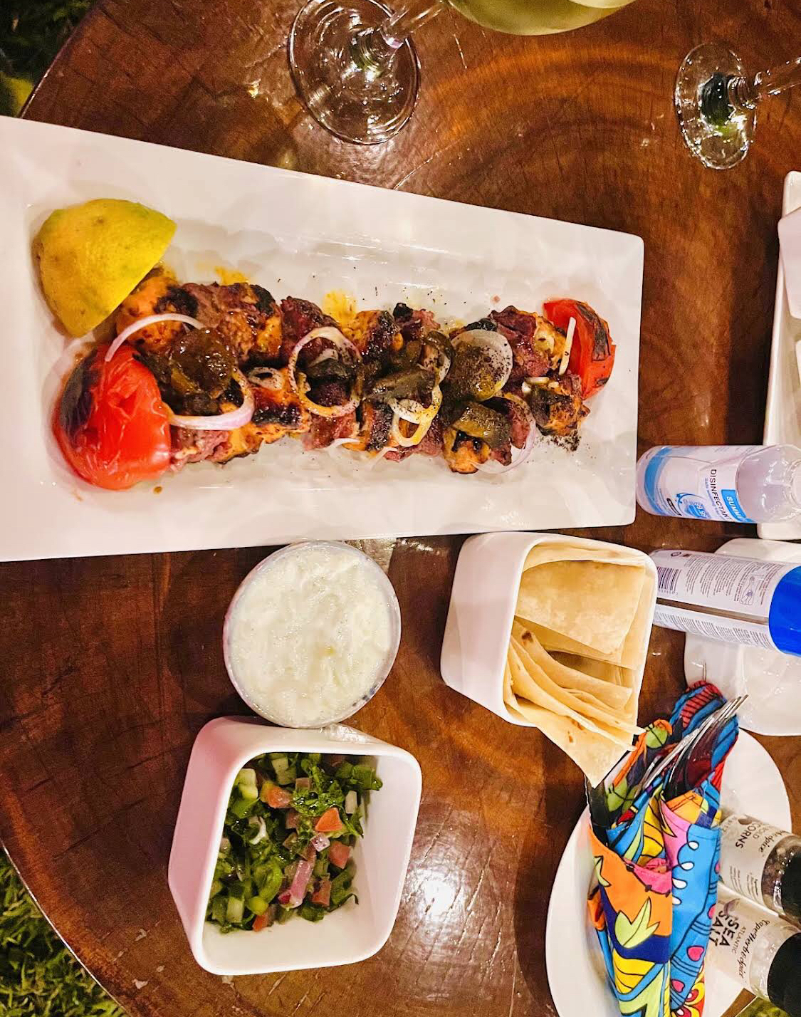 Mixed grill skewer with tomatoes, yoghurt and salad